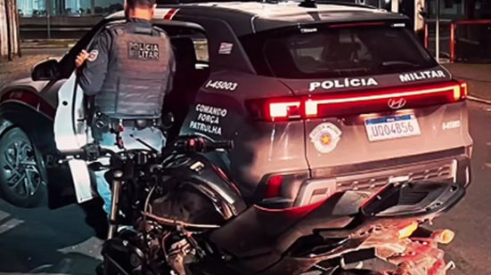 Durante patrulhamento, a equipe do 45º BPM/I interceptou a dupla em alta velocidade, sem capacete e sem placa - Foto: Reprodução/ 45° BPM/I