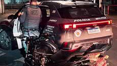Durante patrulhamento, a equipe do 45º BPM/I interceptou a dupla em alta velocidade, sem capacete e sem placa - Foto: Reprodução/ 45° BPM/I