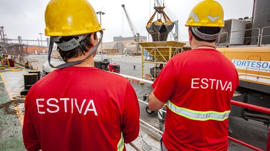 Conheça a história do Sindicato dos Estivadores e a luta por direitos trabalhistas em um setor vital para o comércio exterior - Foto: Reprodução/TST