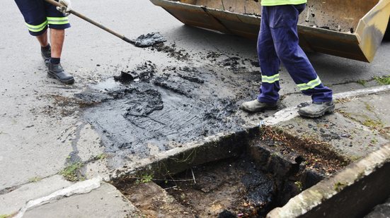 Ações de limpeza se concentram no bairro Guilhermina, visando garantir o escoamento rápido da água durante a temporada de chuvas - Foto: Divulgação/ Prefeitura de Praia Grande