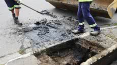 Ações de limpeza se concentram no bairro Guilhermina, visando garantir o escoamento rápido da água durante a temporada de chuvas - Foto: Divulgação/ Prefeitura de Praia Grande