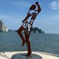 Com reportagens em diversos continentes, a escultura reafirma o legado inigualável de Pelé e sua influência global - Foto: Reprodução/Prefeitura de São Vicente