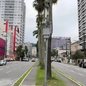 A intervenção na Avenida Ana Costa busca proteger pedestres, especialmente estudantes e pessoas com deficiência, de acidentes - Foto: Reprodução