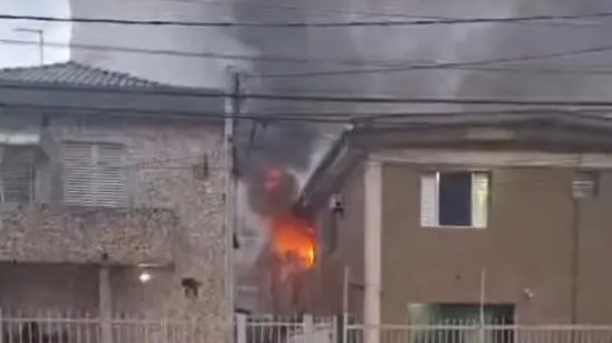 Um incêndio no segundo andar de um condomínio em Praia Grande foi controlado rapidamente, sem vítimas, mas com risco de propagação - Foto: Reprodução/Redes Sociais