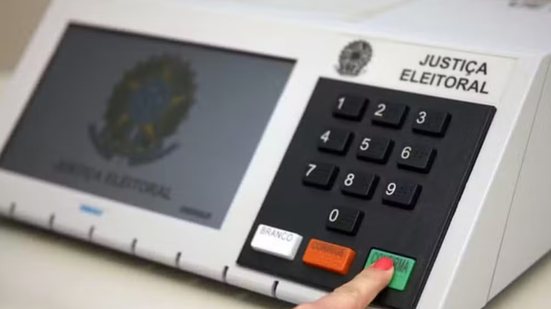 Os protocolos de transparência foram seguidos rigorosamente, assegurando a segurança e o sigilo dos votos registrados nas urnas - Foto: Reprodução/TSE