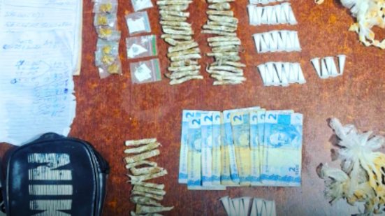 Ação rápida da PM frustra tentativa de fuga de traficantes e resulta em apreensão significativa de entorpecentes - Foto: Divulgação/ 29° BPMI