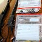 Após relatos de tiros, a polícia encontrou um homem ferido e um arsenal caseiro, incluindo armas e munições em sua residência - Foto: Divulgação/ 29° BPMI