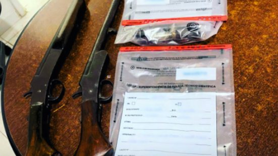 Após relatos de tiros, a polícia encontrou um homem ferido e um arsenal caseiro, incluindo armas e munições em sua residência - Foto: Divulgação/ 29° BPMI