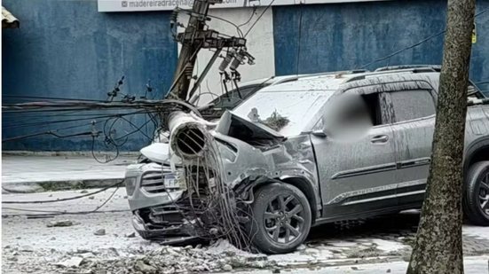 Bombeiros e técnicos da CPFL neutralizaram a área antes de resgatar o casal, que não sofreu ferimentos graves - Foto: Reprodução