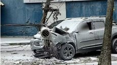 Bombeiros e técnicos da CPFL neutralizaram a área antes de resgatar o casal, que não sofreu ferimentos graves - Foto: Reprodução