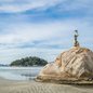 A história de amor e tragédia da Pedra da Feiticeira ressurge após incêndio que consumiu sua icônica estátua - Foto: Antonio Ferreira/Prefeitura de São Vicente