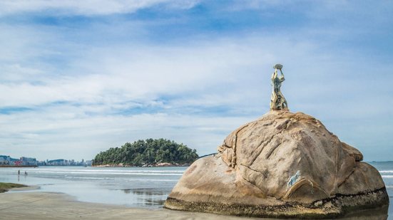 A história de amor e tragédia da Pedra da Feiticeira ressurge após incêndio que consumiu sua icônica estátua - Foto: Antonio Ferreira/Prefeitura de São Vicente