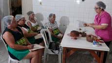 Os cursos incluem técnicas decorativas e receitas natalinas, com aulas em novembro e vagas limitadas - Foto: Reprodução/Prefeitura de Santos