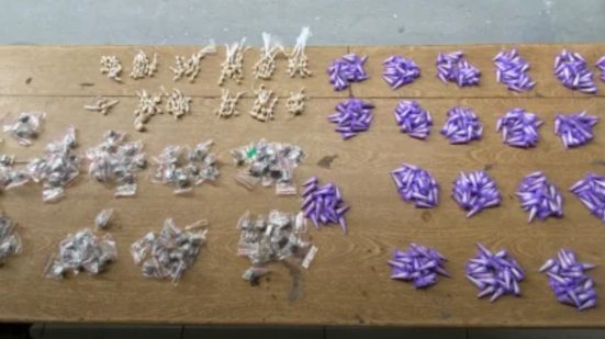 Os suspeitos tentaram despistar a polícia, mas foram surpreendidos com drogas prontas para venda em uma ação rápida - Foto: Divulgação/ 29° BPMI