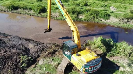 Operações de limpeza continuam em Pariquera-Açu, com extração de sedimentos para garantir melhor escoamento das águas - Foto: Divulgação