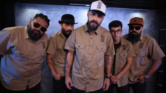 A programação inclui artistas renomados e novos talentos, promovendo a cultura independente na orla de Santos - Foto: Reprodução