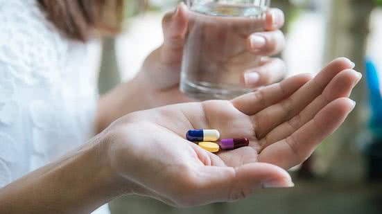 Entenda como a automedicação pode mascarar doenças graves e causar intoxicações severas - Imagem: Reprodução
