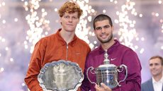 Sinner e Alcaraz na final do US Open 2025; espanhol saiu campeão - Foto: Clive Brunskill/Getty Images
