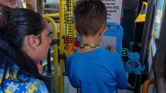 Projeto visa não apenas atender autistas, mas também educar passageiros sobre empatia e respeito às áreas preferenciais nos ônibus - Imagem: Ebson Rai / Prefeitura de Bertioga