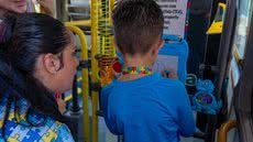 Projeto visa não apenas atender autistas, mas também educar passageiros sobre empatia e respeito às áreas preferenciais nos ônibus - Imagem: Ebson Rai / Prefeitura de Bertioga