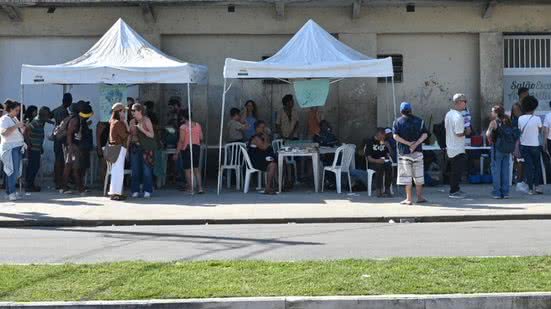 Exposição fotográfica e sessões de cinema destacam histórias de vulnerabilidade e direitos da população em situação de rua - Foto: Divulgação/ Prefeitura de Santos