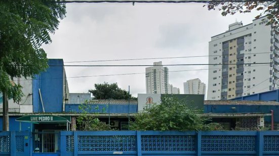 Ação na UME Pedro II envolve retirada de bancos e vegetação para eliminar abrigos de animais - Imagem: Google Maps