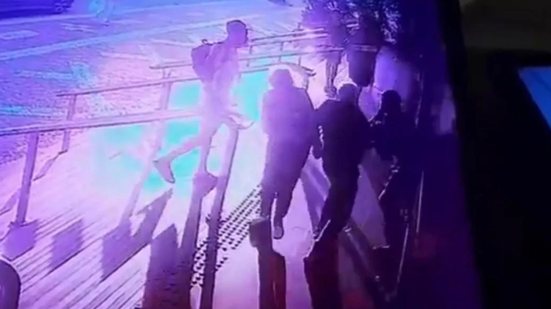 Câmeras flagram grupo encurralando idoso para roubar cordão no bairro Aparecida, em Santos - Imagem: Divulgação