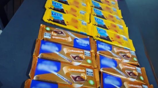 Durante patrulhamento, policiais abordaram homem nervoso e encontraram chocolates furtados de supermercados na Praia dos Sonhos - Foto: Divulgação/ 29° BPMI
