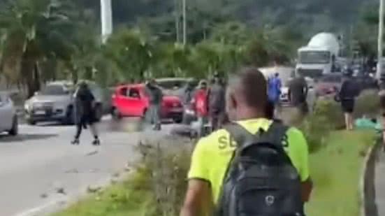 Motorista perdeu controle na Ponte do Mar Pequeno, invadiu área de paisagismo e atropelou funcionário da Secretaria de Serviços Urbanos - Foto: Reprodução