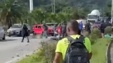 Motorista perdeu controle na Ponte do Mar Pequeno, invadiu área de paisagismo e atropelou funcionário da Secretaria de Serviços Urbanos - Foto: Reprodução