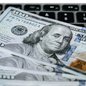 Tensão geopolítica e alta do petróleo impulsionam dólar na abertura dos mercados - Imagem: Divulgação