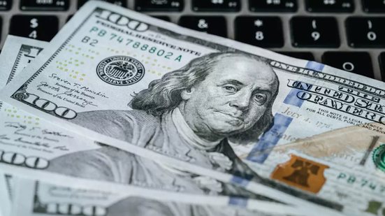 Tensão geopolítica e alta do petróleo impulsionam dólar na abertura dos mercados - Imagem: Divulgação