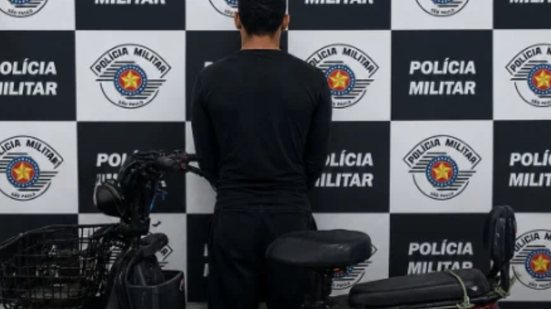 Vítima reconhece assaltante e recupera celular e outros pertences durante ação policial em Peruíbe - Foto: Divulgação/ 29° BPMI