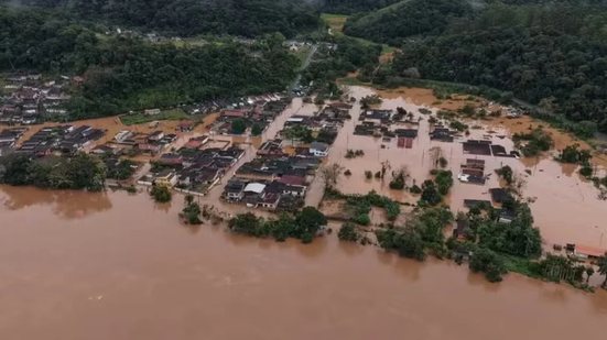 Cerca de 148 famílias estão desabrigadas no Vale do Ribeira, com abrigos provisórios montados para suporte básico - Foto: Reprodução/ Defesa Civil de São Paulo