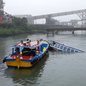 Lancha ficou parcialmente submersa após colidir com o leme de um navio atracado no Porto de Santos nesta segunda-feira (14). - Imagem: Reprodução