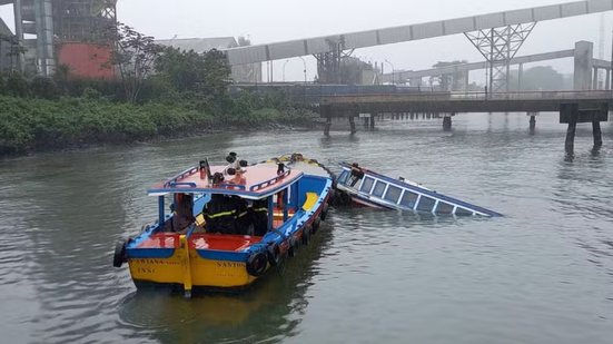 Lancha ficou parcialmente submersa após colidir com o leme de um navio atracado no Porto de Santos nesta segunda-feira (14). - Imagem: Reprodução
