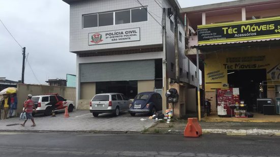 Dois criminosos em motocicletas se aproximaram e dispararam contra a vítima, que não teve chance de sobrevivência - Foto: G1 Santos