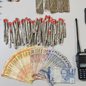 Durante a revista, foram encontrados entorpecentes fracionados e dinheiro, caracterizando o comércio de drogas na região - Foto: Divulgação/ 6° BPMI