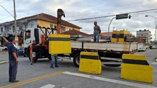 Motoristas e passageiros devem redobrar a atenção devido às obras na Avenida Jovino de Melo, com bloqueios até o final do mês - Foto: Divulgação/ Prefeitura de Santos