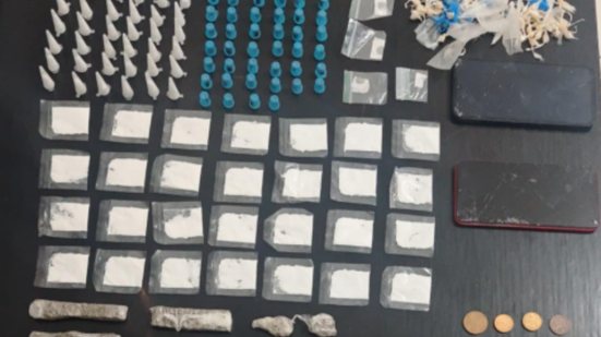 A polícia apreendeu mais de 270 porções de drogas em operação no bairro Vila Atlântica, em Mongaguá, após denúncia de tráfico - Foto: Divulgação/ 29° BPMI