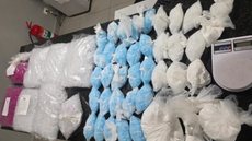 Durante a abordagem, foram encontrados 3.449 eppendorfs de cocaína e materiais para embalar entorpecentes em um esconderijo - Foto: Divulgação/ Polícia Militar