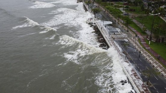 Pesquisadores alertam que a maré pode atingir picos de até 1,9 metro no estuário, com ondas superando 2 metros na Baía de Santos - Foto: Divulgação/ Prefeitura de Santos