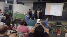 Moradores da Vila São José se reúnem para discutir regularização fundiária e entrega de escrituras definitivas - Foto: Divulgação/ Prefeitura de Bertioga