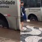 Coletivo intermunicipal ficou preso na tarde desta quinta-feira, exigindo interdição da rua e atuação da Semob - Imagem: Reprodução