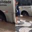 Coletivo intermunicipal ficou preso na tarde desta quinta-feira, exigindo interdição da rua e atuação da Semob - Imagem: Reprodução