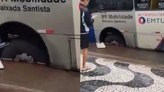 Coletivo intermunicipal ficou preso na tarde desta quinta-feira, exigindo interdição da rua e atuação da Semob - Imagem: Reprodução