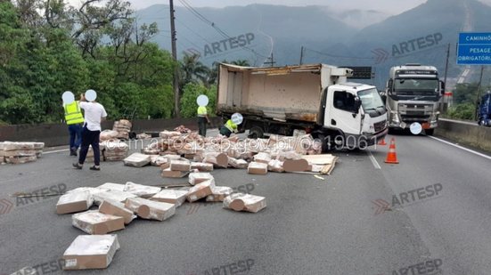 Um caminhão carregado com frango congelado tombou na Imigrantes - Foto: Portal CCM - Artesp