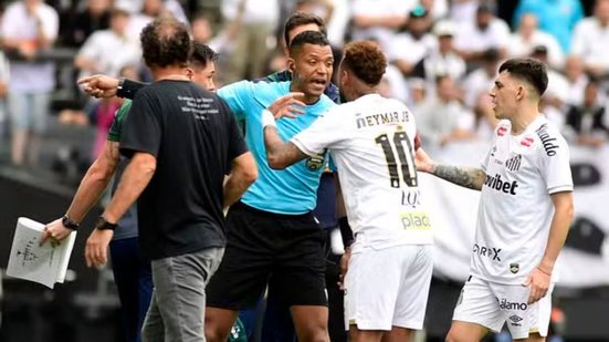 Camisa 10 recebeu cartão amarelo ao tentar voltar para o campo após placa indicar sua saída por engano no lugar de Escobar - Foto: Marcos Ribolli