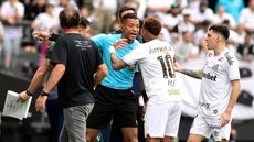 Camisa 10 recebeu cartão amarelo ao tentar voltar para o campo após placa indicar sua saída por engano no lugar de Escobar - Foto: Marcos Ribolli