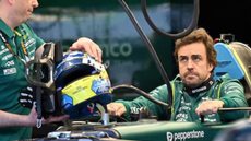 Fernando Alonso expressa sua decepção com a falta de peças de reposição - Foto: Paul Crock/AFP